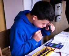 Por meio do projeto Óculos Amigo, Luiz Henrique da Rocha, 13 anos, recebeu um dispositivo que tem auxiliado o aluno da rede estadual de ensino a ter mais autonomia na escola e em casa. Por meio de uma câmera e saída de áudio, os óculos podem ler textos em qualquer superfície, identificar até 200 rostos, e reconhecer diversos objetos e cores.