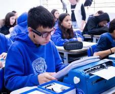 Por meio do projeto Óculos Amigo, Luiz Henrique da Rocha, 13 anos, recebeu um dispositivo que tem auxiliado o aluno da rede estadual de ensino a ter mais autonomia na escola e em casa. Por meio de uma câmera e saída de áudio, os óculos podem ler textos em qualquer superfície, identificar até 200 rostos, e reconhecer diversos objetos e cores.