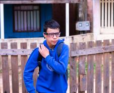 Por meio do projeto Óculos Amigo, Luiz Henrique da Rocha, 13 anos, recebeu um dispositivo que tem auxiliado o aluno da rede estadual de ensino a ter mais autonomia na escola e em casa. Por meio de uma câmera e saída de áudio, os óculos podem ler textos em qualquer superfície, identificar até 200 rostos, e reconhecer diversos objetos e cores.