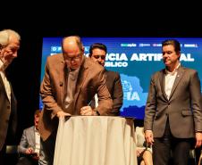 Curitiba, 22 de outubro de 2024 - O governador Carlos Massa Ratinho Junior participa, no Teatro Guaíra, do evento sobre Inteligência Artificial e Sanção da Lei de Aprovação do Plano de IA para o Serviço Público do Paraná.
