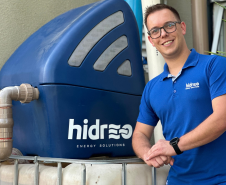 A Hidreo, de Curitiba, criou hidrelétricas de pequeno porte, menores que um frigobar, suficientes para abastecer uma residência ou até quatro casas de forma sustentável. Empresa faz parte das 68 startups aprovadas no edital de 2023 do programa Paraná Anjo Inovador. Com o dinheiro, ela pôde aperfeiçoar seus produtos para atender novas demandas.
