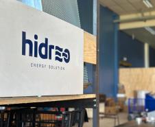 A Hidreo, de Curitiba, criou hidrelétricas de pequeno porte, menores que um frigobar, suficientes para abastecer uma residência ou até quatro casas de forma sustentável. Empresa faz parte das 68 startups aprovadas no edital de 2023 do programa Paraná Anjo Inovador. Com o dinheiro, ela pôde aperfeiçoar seus produtos para atender novas demandas.