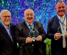 Curitiba e Assaí recebem em Barcelona o título de cidades inteligentes. Na foto, o CEO do ICF, John Jung; prefeito Rafael Greca e o prefeito de Assaí, Tuti Bontempo.