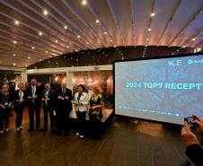Entre as mais inteligentes do mundo, Curitiba e Assaí recebem troféu em Barcelona
