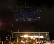 Com o céu iluminado por mais de 600 drones, o Governo do Estado deu o pontapé inicial para a maior edição da história do Verão Maior Paraná. A cerimônia de lançamento, que aconteceu nesta quarta-feira (27), contou com a presença do governador Carlos Massa Ratinho Junior.