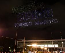 Com o céu iluminado por mais de 600 drones, o Governo do Estado deu o pontapé inicial para a maior edição da história do Verão Maior Paraná. A cerimônia de lançamento, que aconteceu nesta quarta-feira (27), contou com a presença do governador Carlos Massa Ratinho Junior.