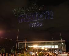 Com o céu iluminado por mais de 600 drones, o Governo do Estado deu o pontapé inicial para a maior edição da história do Verão Maior Paraná. A cerimônia de lançamento, que aconteceu nesta quarta-feira (27), contou com a presença do governador Carlos Massa Ratinho Junior.