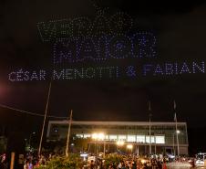 Com o céu iluminado por mais de 600 drones, o Governo do Estado deu o pontapé inicial para a maior edição da história do Verão Maior Paraná. A cerimônia de lançamento, que aconteceu nesta quarta-feira (27), contou com a presença do governador Carlos Massa Ratinho Junior.