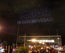 Com o céu iluminado por mais de 600 drones, o Governo do Estado deu o pontapé inicial para a maior edição da história do Verão Maior Paraná. A cerimônia de lançamento, que aconteceu nesta quarta-feira (27), contou com a presença do governador Carlos Massa Ratinho Junior.
