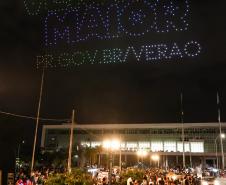 Com o céu iluminado por mais de 600 drones, o Governo do Estado deu o pontapé inicial para a maior edição da história do Verão Maior Paraná. A cerimônia de lançamento, que aconteceu nesta quarta-feira (27), contou com a presença do governador Carlos Massa Ratinho Junior.