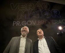 Com o céu iluminado por mais de 600 drones, o Governo do Estado deu o pontapé inicial para a maior edição da história do Verão Maior Paraná. A cerimônia de lançamento, que aconteceu nesta quarta-feira (27), contou com a presença do governador Carlos Massa Ratinho Junior.