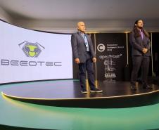 Startup Beeotec, apoiada no primeiro edital do Paraná Anjo Inovador, estuda o própolis azul para criar produtos voltados ao agronegócio.