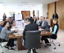 A Universidade Estadual de Londrina (UEL) será a primeira instituição de ensino superior estadual do Paraná a ter um parque tecnológico em seu campus, no Norte do Estado. O projeto arquitetônico do novo espaço, que será um hub de inovação integrado à infraestrutura acadêmica e de pesquisa da universidade, foi apresentado nesta terça-feira (11) ao governador Carlos Massa Ratinho Junior.