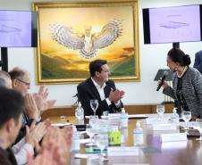 A Universidade Estadual de Londrina (UEL) será a primeira instituição de ensino superior estadual do Paraná a ter um parque tecnológico em seu campus, no Norte do Estado. O projeto arquitetônico do novo espaço, que será um hub de inovação integrado à infraestrutura acadêmica e de pesquisa da universidade, foi apresentado nesta terça-feira (11) ao governador Carlos Massa Ratinho Junior.