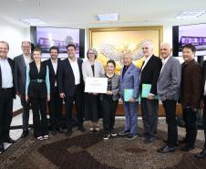 A Universidade Estadual de Londrina (UEL) será a primeira instituição de ensino superior estadual do Paraná a ter um parque tecnológico em seu campus, no Norte do Estado. O projeto arquitetônico do novo espaço, que será um hub de inovação integrado à infraestrutura acadêmica e de pesquisa da universidade, foi apresentado nesta terça-feira (11) ao governador Carlos Massa Ratinho Junior.