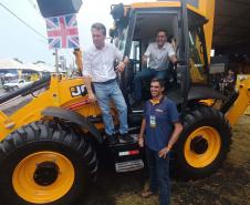 Governador destaca modelo inovador do agro paranaense em visita à Agrishow