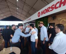 Governador destaca modelo inovador do agro paranaense em visita à Agrishow