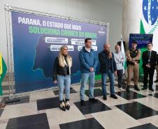 O governador Carlos Massa Ratinho Junior e o secretário de Estado da Segurança Pública, Hudson Teixeira, apresentaram nesta sexta-feira (23), no Palácio Iguaçu, as câmeras corporais que serão testadas pela Polícia Militar do Paraná (PMPR).