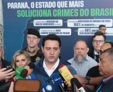 O governador Carlos Massa Ratinho Junior e o secretário de Estado da Segurança Pública, Hudson Teixeira, apresentaram nesta sexta-feira (23), no Palácio Iguaçu, as câmeras corporais que serão testadas pela Polícia Militar do Paraná (PMPR).
