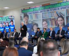 Estado aproxima escolas e empresas para criar 40 mil vagas de estágio em 2025