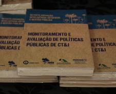 Durante o evento Inovação e Justiça com Perspectiva de Gênero, a Secretaria da Inovação e Inteligência Artificial (SEIA) em conjunto com a Secretaria de Ciência, Tecnologia e Ensino Superior (Seti), Fundação Araucária e Instituto Paranaense de Direito Administrativo (IPDA), promoveram a 3ª edição da revista Inovação, Inteligência Artificial e Gestão Pública.
