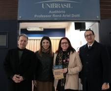 Durante o evento Inovação e Justiça com Perspectiva de Gênero, a Secretaria da Inovação e Inteligência Artificial (SEIA) em conjunto com a Secretaria de Ciência, Tecnologia e Ensino Superior (Seti), Fundação Araucária e Instituto Paranaense de Direito Administrativo (IPDA), promoveram a 3ª edição da revista Inovação, Inteligência Artificial e Gestão Pública.