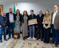 Parananese que vai representar Brasil em Olimpíada de IA ganha notebook e conta trajetória