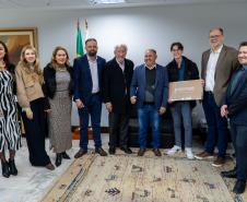 Parananese que vai representar Brasil em Olimpíada de IA ganha notebook e conta trajetória