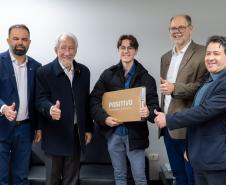 Parananese que vai representar Brasil em Olimpíada de IA ganha notebook e conta trajetória