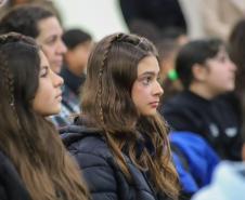 Mais tecnologia: Estado entrega 25 mil tablets e 2,8 mil carrinhos de recarga para escolas