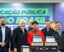 Mais tecnologia: Estado entrega 25 mil tablets e 2,8 mil carrinhos de recarga para escolas