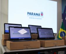 Mais tecnologia: Estado entrega 25 mil tablets e 2,8 mil carrinhos de recarga para escolas
