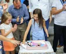 Menina conhece impressora 3D da Carreta da Inovação e recebe prótese de mão desenvolvida pelo Estado Foto: Prefeitura de Mamborê