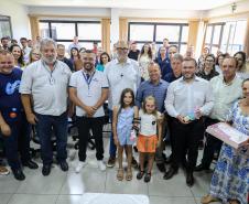 Menina conhece impressora 3D da Carreta da Inovação e recebe prótese de mão desenvolvida pelo Estado Foto: Prefeitura de Mamborê