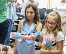 Menina conhece impressora 3D da Carreta da Inovação e recebe prótese de mão desenvolvida pelo Estado Foto: Prefeitura de Mamborê