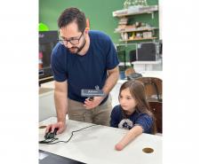 Menina conhece impressora 3D da Carreta da Inovação e recebe prótese de mão desenvolvida pelo Estado Foto: Prefeitura de Mamborê