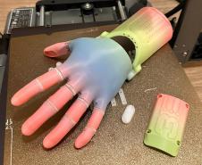 Menina conhece impressora 3D da Carreta da Inovação e recebe prótese de mão desenvolvida pelo Estado Foto: Prefeitura de Mamborê