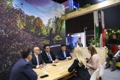 O governador Carlos Massa Ratinho Junior durante reunião com representantes do governo de Alberta, no Canadá.