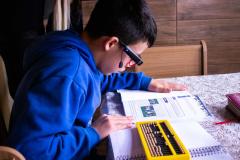 Por meio do projeto Óculos Amigo, Luiz Henrique da Rocha, 13 anos, recebeu um dispositivo que tem auxiliado o aluno da rede estadual de ensino a ter mais autonomia na escola e em casa. Por meio de uma câmera e saída de áudio, os óculos podem ler textos em qualquer superfície, identificar até 200 rostos, e reconhecer diversos objetos e cores.