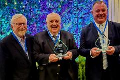 Curitiba e Assaí recebem em Barcelona o título de cidades inteligentes. Na foto, o CEO do ICF, John Jung; prefeito Rafael Greca e o prefeito de Assaí, Tuti Bontempo.