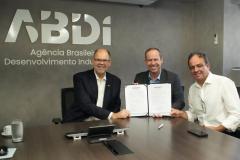 Paraná assina convênio com a ABDI para desenvolvimento de bengalas tecnológicas para deficientes visuais