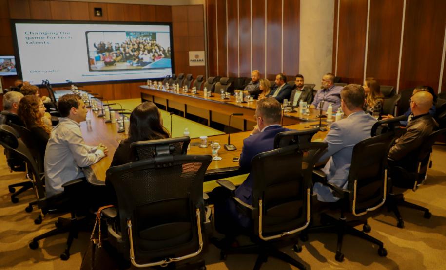 Governo do Paraná lança programa que oferece 10 mil bolsas de estudo em tecnologia