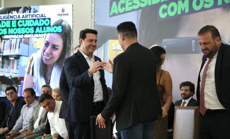 Governador Carlos Massa Ratinho Junior assina projeto Acessibilidade e cuidado com os nossos alunos. Foto: SEI-PR