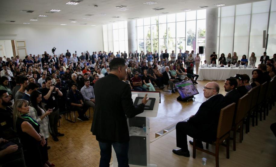 Governador Carlos Massa Ratinho Junior assina projeto Acessibilidade e cuidado com os nossos alunos. Foto: SEI-PR