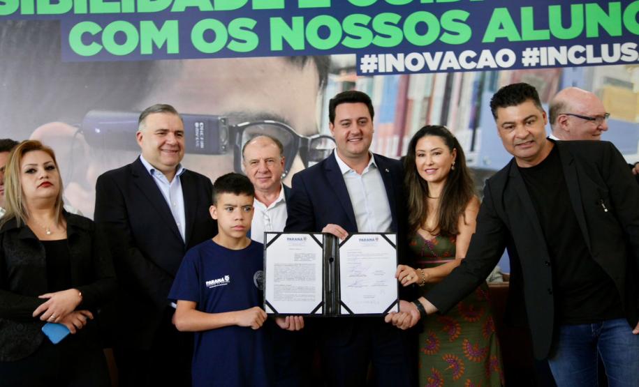 Governador Carlos Massa Ratinho Junior assina projeto Acessibilidade e cuidado com os nossos alunos. Foto: SEI-PR