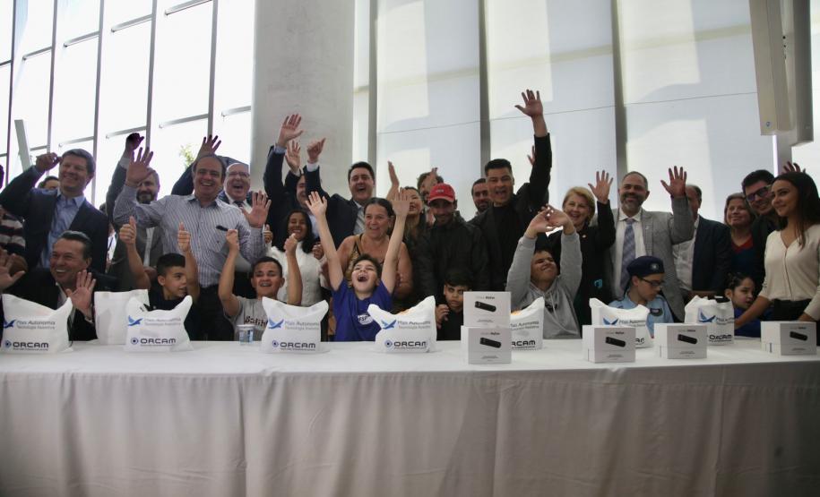 Governador Carlos Massa Ratinho Junior assina projeto Acessibilidade e cuidado com os nossos alunos. Foto: SEI-PR