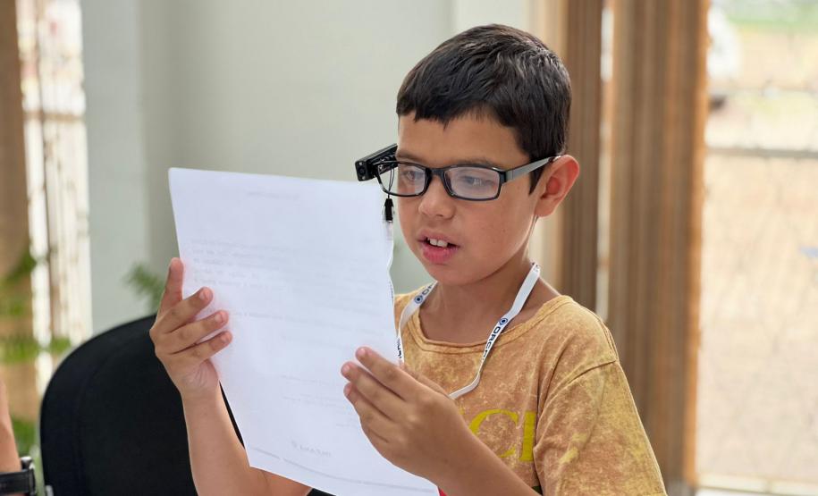 Óculos com inteligência artificial transformam vidas de alunos com deficiência visual no Paraná