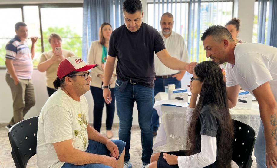 Óculos com inteligência artificial transformam vidas de alunos com deficiência visual no Paraná