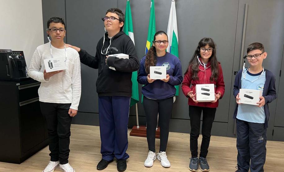 Óculos com inteligência artificial transformam vidas de alunos com deficiência visual no Paraná
