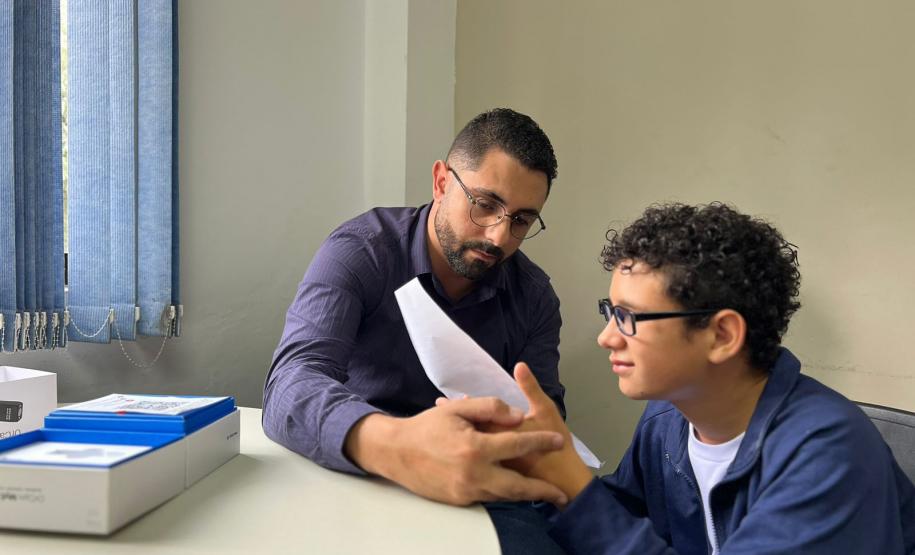 Óculos com inteligência artificial transformam vidas de alunos com deficiência visual no Paraná